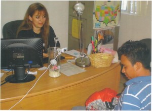 Questa è la foto significativa di Marisol mentre intervista un nuovo arrivato, che metteremo dentro l'appartamento a Lei dedicato nella Casa di Accoglienza Scalabriniana di via Casilina a Roma