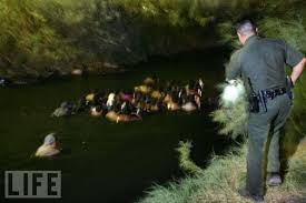 Un militare della migrazione USA scova un passaggio notturno sul Rio Grande